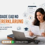 Brasileira consultando documentos e gastos de uma faculdade EAD no Steuererklärung na Alemanha.